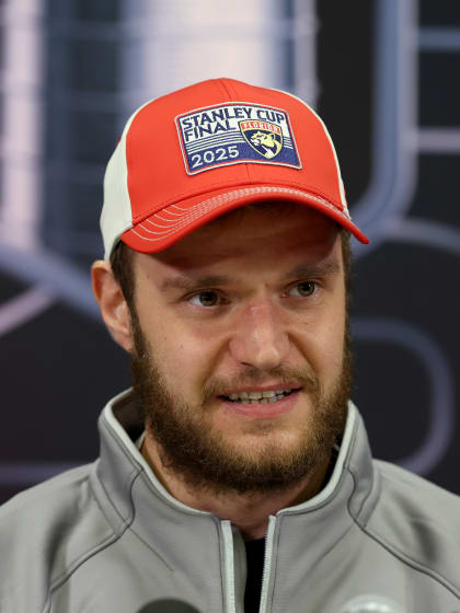 Aleksander Barkov bereit fuer Aufgabe gegen Connor McDavid und Leon Draisaitl