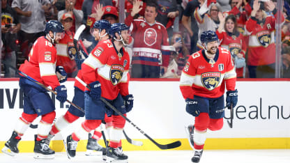 Reinhart schießt den Puck an Skinner vorbei