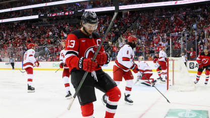 Hischier chippt den Puck ins Netz