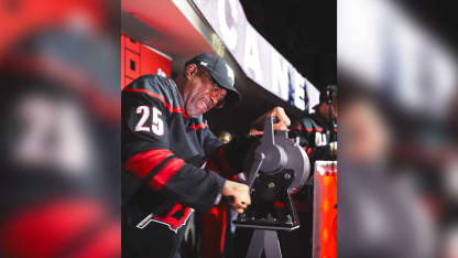 Darius Rucker sounds Carolina Hurricanes siren before Game 5