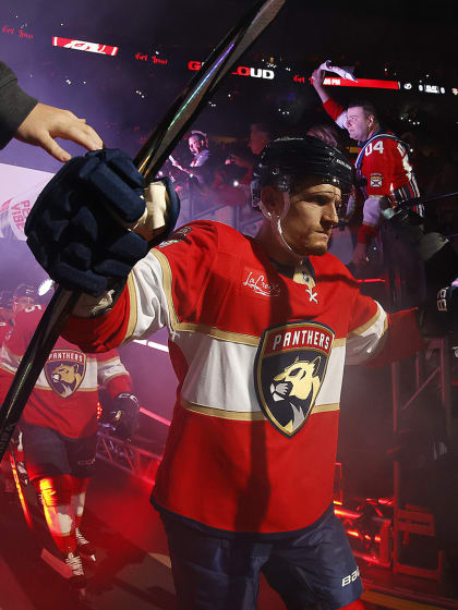 Nico Sturm exklusiv ueber Faceoffs Reisen Barkov und den Platz in der Kabine