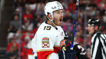 En español: Tkachuk dobla la ventaja